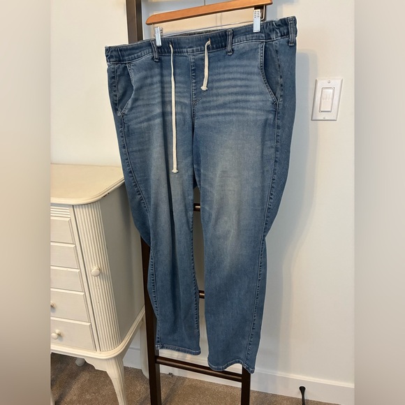 Torrid Relaxed Fit Blue Jeans for women. Size 2R which is approx a size 20 - Picture 2 of 10